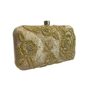 กระเป๋าคลัทช์ปักกำมะหยี่สีทอง zardozi - Product Image 4