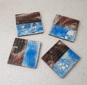 Sous-verres de bar personnalisés de style moderne Ensemble de 4 sous-verres créatifs en bois de résine pour cadeau de pendaison de crémaillère Fabricant artisanal - Product Image 2