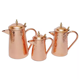 Ensemble de trois tailles de pichets à eau en cuivre brun déco au design moderne pour la fête par Crescent Crafts - Product Image 1