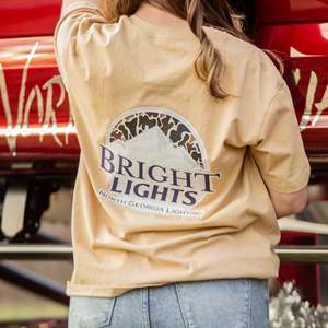 เสื้อยืดลายพรางเป็ดสไตล์วินเทจ 'Bright Lights' - Product Image 4