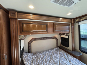 Autocaravana FLEETWOOD RV FLAIR 31A, Modelo 2017, Usada, de Alto Rendimiento, 36 pies de Largo, 2000 kg de Carga Útil, Color Oscuro, en Venta - Product Image 2