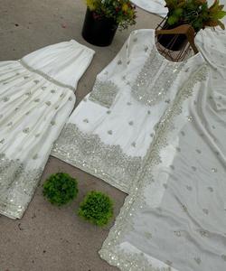 Robe Sharara en velours d'inspiration Bollywood, vêtements de cérémonie, avec broderies complexes et accents de cristal pour le glamour. - Product Image 4