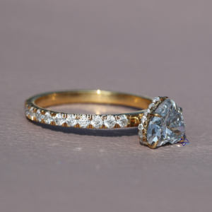 Collection unique de bijoux pour femmes en or jaune 14 carats en forme de cœur avec bague en diamant à sertir Halo Clarté VVS - Product Image 3