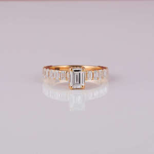 แหวนหมั้นเพชรทรงเหลี่ยมมรกตเคลือบทอง 14K สำหรับผู้หญิง เครื่องประดับแต่งงานทันสมัย ประดับเพชรด้านข้างแบบฝังเพชรเรียง - Product Image 1