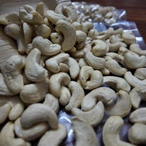 Noix de cajou blanches d'Afrique W240, transformées et pelées, qualité supérieure pour les applications de fabrication alimentaire - Product Image 1