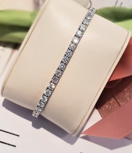 สร้อยข้อมือเทนนิสเพชรมอยส์ซอไนต์ทรงกลมสีขาวสวยงามปรับแต่งเครื่องประดับแบบเหลี่ยมเพชรพลอยของขวัญที่ดีที่สุดสำหรับผู้หญิง - Product Image 4