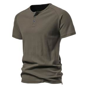 เสื้อยืดเฮนลีย์ชาย แขนสั้น ทรงปกติ ผ้าฝ้าย 100% สีพื้น สไตล์ลำลอง ติดกระดุมด้านหน้า สตรีทแวร์ น้ำหนัก 220 กรัม ผ้าถัก เป็นมิตรกับสิ่งแวดล้อม - Product Image 1