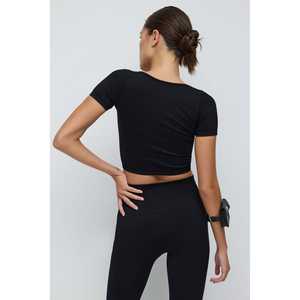 Kare Yaka Crop Top décontracté à col carré, longueur courte et logo frontal - pour le commerce électronique britannique - Product Image 5