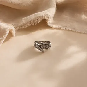 Bague Aurelia en acier inoxydable plaqué or rose avec plume en relief - Product Image 4