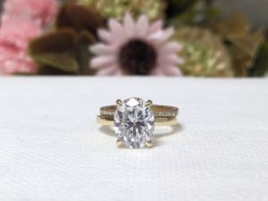 Ensemble de bague de fiançailles avec halo caché en diamant de laboratoire de coupe ovale de 2,90 carats, ensemble de bague de mariage en diamant pour femme, or jaune massif 14 carats - Product Image 1