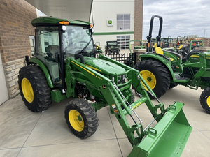 Tractor agrícola John Deere de 60HP, tractor utilitario compacto de 66HP con tracción en las cuatro ruedas, transmisión eHydro, cargador frontal, retroexcavadora, cabina lista para usar, en venta. - Product Image 2