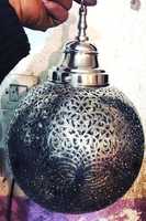 Lampe à induction marocaine traditionnelle élégante en laiton, éclairage dimmable, blanc chaud 2700K, indice de protection IP20, garantie 1 an, 10 000 heures