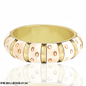 Brazalete Artesanal de Cuerno Natural y Latón - Brazalete de Diseño con Incrustaciones Estilo Boho Chic - Product Image 1