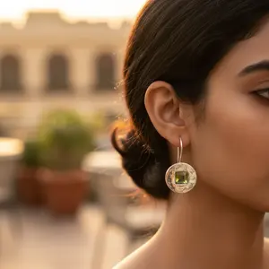 Boucles d'oreilles clous carrées en argent 925 avec péridot et perle/diamant, design géométrique tendance pour mariage, fête et cadeau - Product Image 3