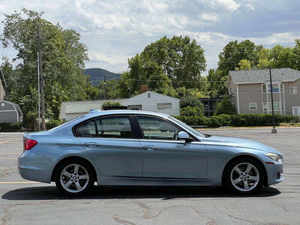 BMW Série 3 320i berline 4 portes automatique 2014, moteur turbo 4L, essence/électrique, sièges en cuir, caméra de recul, phares LED, écran tactile - Product Image 3