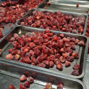 Fraises entières surgelées du Vietnam, conservées directement pour les smoothies et la préparation de desserts - Product Image 1