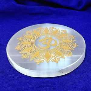 Placa de carga de selenita natural con grabado de símbolo Om disco de limpieza de energía de cristal para meditación, yoga, curación espiritual - Product Image 1