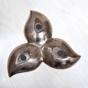 Bandeja decorativa de bronce con patrón tradicional de aluminio La bandeja es de color bronce y presenta un diseño tradicional - Product Image 4