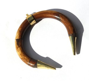 Colgante Religioso de Hueso con Incrustaciones de Oro Hecho a Mano para Decoración de Bodas y Regalo - Product Image 2