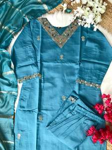 Vente à l'exportation de nouveaux créateurs de pantalons Kurti en coton et soie Ensemble Dupatta pour femmes avec design personnalisé disponible en Inde - Product Image 3