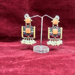 ต่างหูทองเหลืองสองสีสวยงาม ประดับด้วยพลอยโมนาลิซ่าหลากสี เหมาะสำหรับใส่ลำลองและในชีวิตประจำวัน ให้ลุคแบบทองและเงิน - Product Image 2