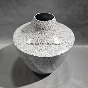 Últimos diseños Jarrón de metal de bronce envejecido con textura tallada intrincada y forma elegante alta para espacios de vida elegantes - Product Image 4