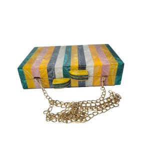 กระเป๋าคลัทช์งานแฮนด์เมดไม้และเรซิ่นหลากสี ดีไซน์พิเศษสำหรับงานปาร์ตี้ยามเย็น พร้อมลวดลายของขวัญคริสต์มาสสำหรับผู้หญิง - Product Image 2