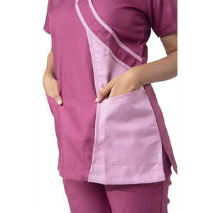Vente en gros Ensemble de gommage élégant pour femmes Tissu doux Manches courtes Poches latérales Design contrasté Gommage d'infirmière Idéal pour les médecins Infirmières - Product Image 3