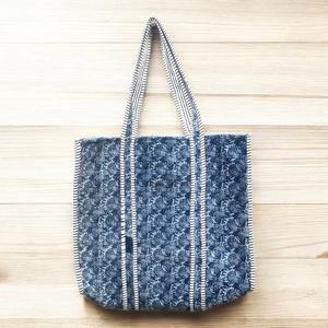 Sac fourre-tout matelassé en velours vintage pour femme avec fermeture éclair, léger et avec poches intérieures - Design bohème bleu subtil pour l'hiver - Product Image 1