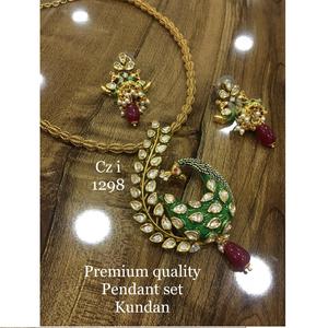 Ensemble de collier Kundan long multicouche de qualité assurée Bijoux de mariée traditionnels avec finition contemporaine disponible au meilleur prix - Product Image 1