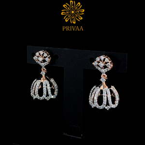 ต่างหูทรงจุมก้าทองคำชมพู 14KT ดีไซน์เหนือกาลเวลา ประดับด้วยเพชรทรงกลมเจียระไนแบบบริลเลียนท์คุณภาพสูงจากธรรมชาติ - Product Image 2