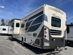 2020-2023 2022 Used Coachmens RV Mirada 35OS MotorHome Class A with Toilet Bathroom Spacious Interiors Export Worldwide - Product Image 4