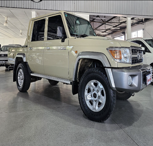 Toyota Land Cruiser 2021 Usada en Excelentes Condiciones, Doble Cabina, 6x6, Volante a la Derecha/Izquierda - Product Image 4