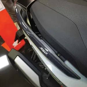 Adesivi 3D per Honda Forza 350 2022-5 Protezione Maniglia Posteriore - Product Image 1