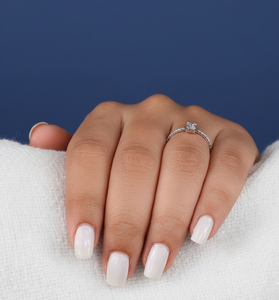 Bague de fiançailles en diamant de laboratoire taille émeraude 0,68 carat, VVS2, certifiée IGI, plaquée rhodium, or blanc 14 carats - Product Image 4