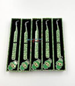 Pinzas de extensión de pestañas de volumen delgado de etiqueta privada Agarre de diamante de 90 grados Punta de fibra verde Acero inoxidable con encanto de pestañas - Product Image 4