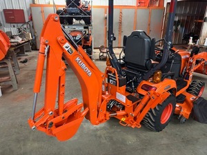 Tracteur à roues Kubota LA340 4x4 rouge, tracteur de jardin multifonctionnel, composants essentiels du moteur - Product Image 2