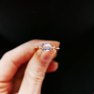 Bague artisanale plaquée or et argent, ovale, en pierre de lune arc-en-ciel bleue et perle, style vintage, sertie à griffes, certifiée par un tiers - Product Image 2
