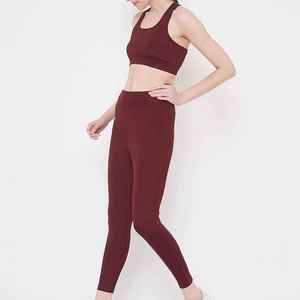Conjunto de yoga para mujer diseñado para entrenamiento activo con tela elástica suave que ofrece comodidad equilibrada para actividades de gimnasio. - Product Image 2