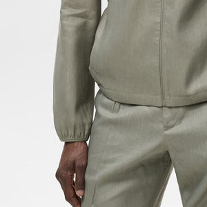 แจ็คเก็ตบอมเบอร์ผู้ชายแบบกำหนดเอง แจ็คเก็ตผ้าเมมโมรี่คุณภาพสูง ซิปหน้า ดีไซน์ทันสมัย สวมใส่สบาย ออกแบบตามสั่ง รุ่นปกติ ปี 2026 - Product Image 2