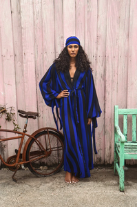 Robe de plage à rayures noires et bleues avec manches bouffantes - Product Image 2