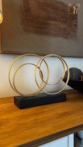 Sculpture décorative en métal de table industrielle avec une finition sombre et un attrait nerveux idéal pour la décoration masculine et les espaces de bureau - Product Image 3