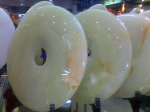 Pierre d'onyx vert clair naturel, ronde, décoration Feng Shui pour la maison, le bureau, énergie curative, présentoir de cristaux - Product Image 2