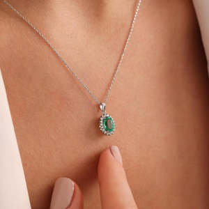 Pendentif ovale vert en argent massif fait main, inspiré de Saiyaara, avec sertissage clos de zircone cubique, rubis et perle, matériau principal : bijoux - Product Image 1