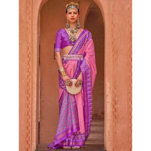 Sari en soie imprimé Patola rose exquis avec chemisier pour les occasions festives et les mariages - Product Image 1