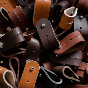 ALW Wholesale Genuine Crazy Horse Leather Storage Holder Earphone <b>Cable</b> Holder <b>USB</b> <b>Charger</b> Wire Cord Organizer Headphone Clip - Product Image 5