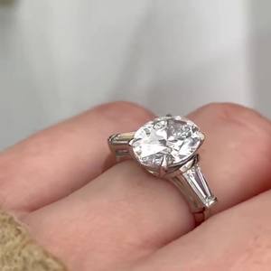 Bague de fiançailles Moissanite ovale 12x8mm | Pierres latérales baguette effilées | OEM de bijoux fins de mariage de mariée en argent or - Product Image 5