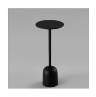 Table d'appoint à cadre métallique fin avec plateau en verre offrant un style minimaliste chic et une fonction polyvalente pour les espaces élégants maintenant