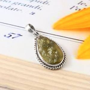 Pendentif brut en moldavite fait main Bijoux en argent sterling 925 pour une élégance naturelle et des célébrations spéciales - Product Image 5