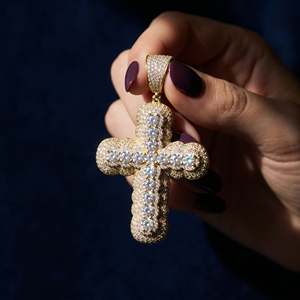 Pendentif croix de luxe Imperial Radiance avec maillons cubains taillés en diamant et pierres CZ glacées en or jaune - Product Image 4